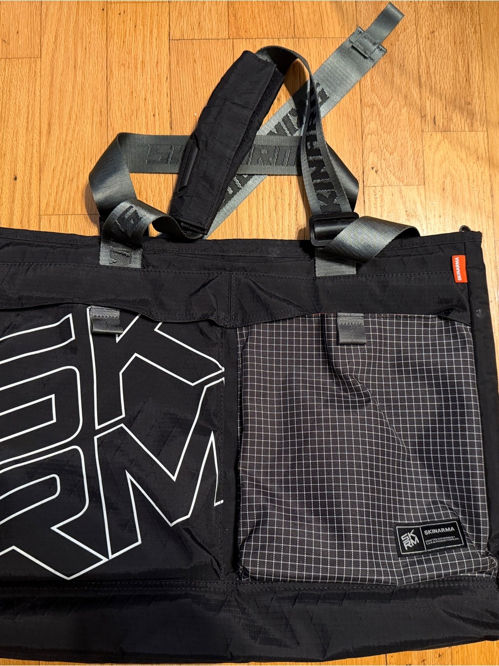Skinarma Jager SKRM 17 in Nylon Shoulder/Messenger Bag Padded Strap Black/Gray